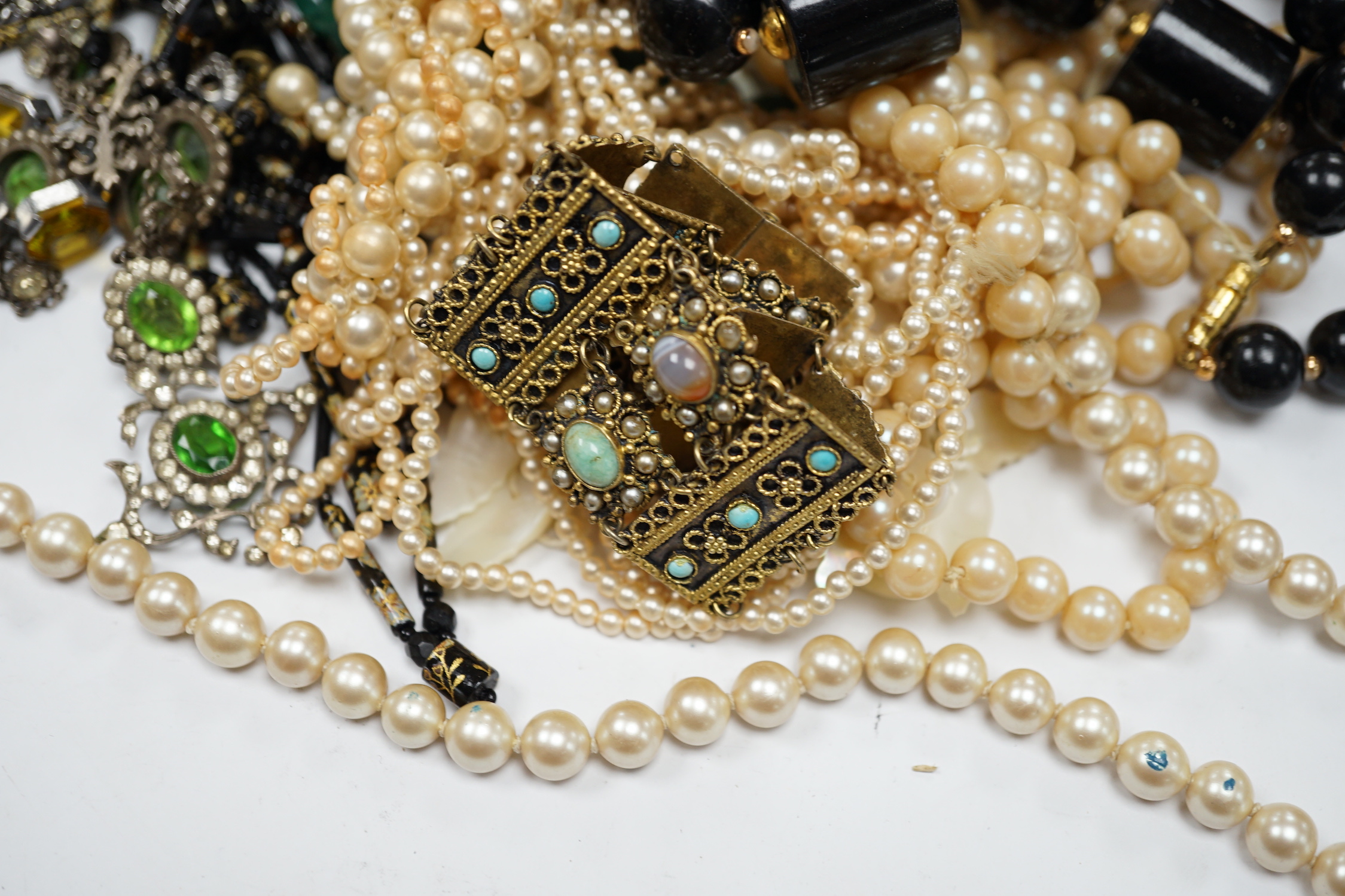 Assorted costume jewellery including a Christian Dior white and green paste necklace.